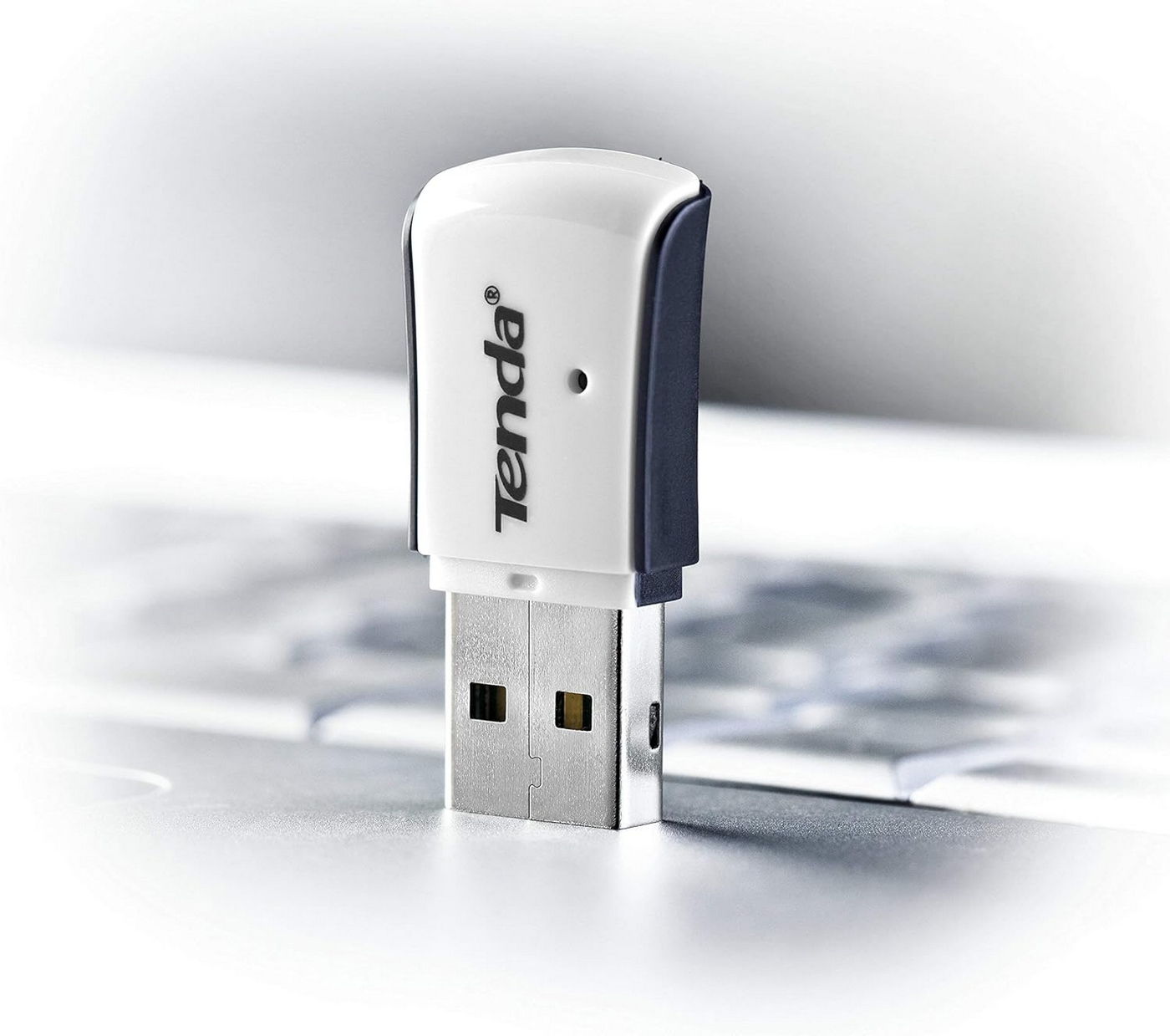 Una chiavetta USB Tenda bianca con lati scuri su una tastiera.