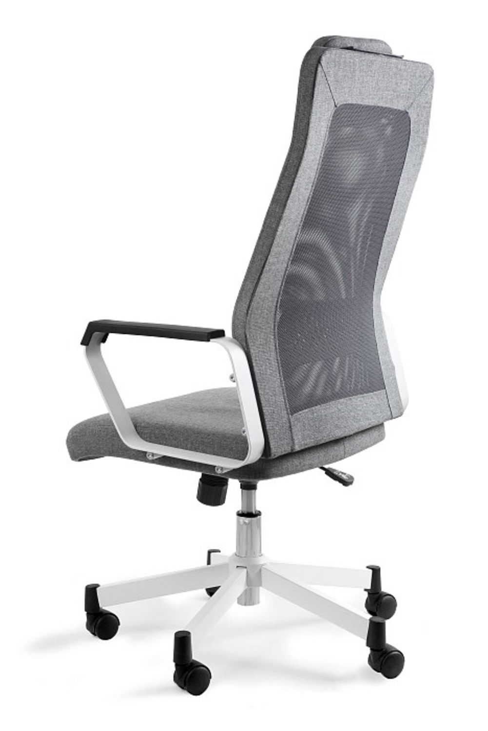 Szare krzesło biurowe z siatkowym oparciem, podłokietnikami i białym stelażem.