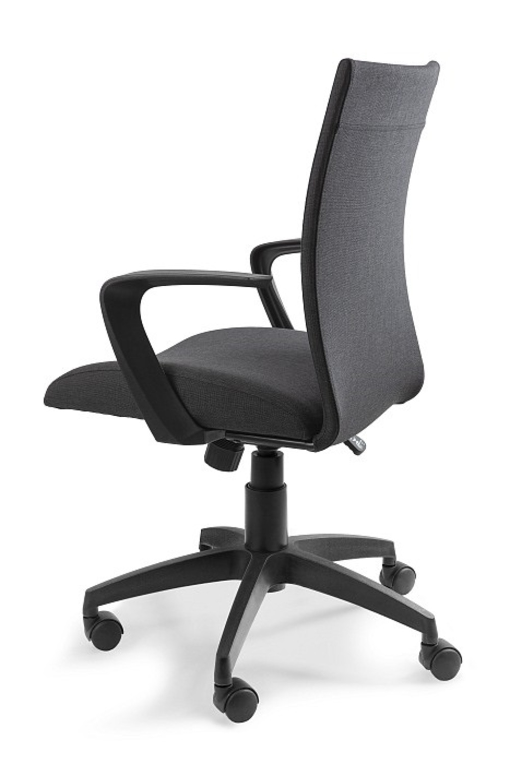 Ciemnoszary obrotowy fotel biurowy z czarnymi podłokietnikami i pięcioramienną podstawą.