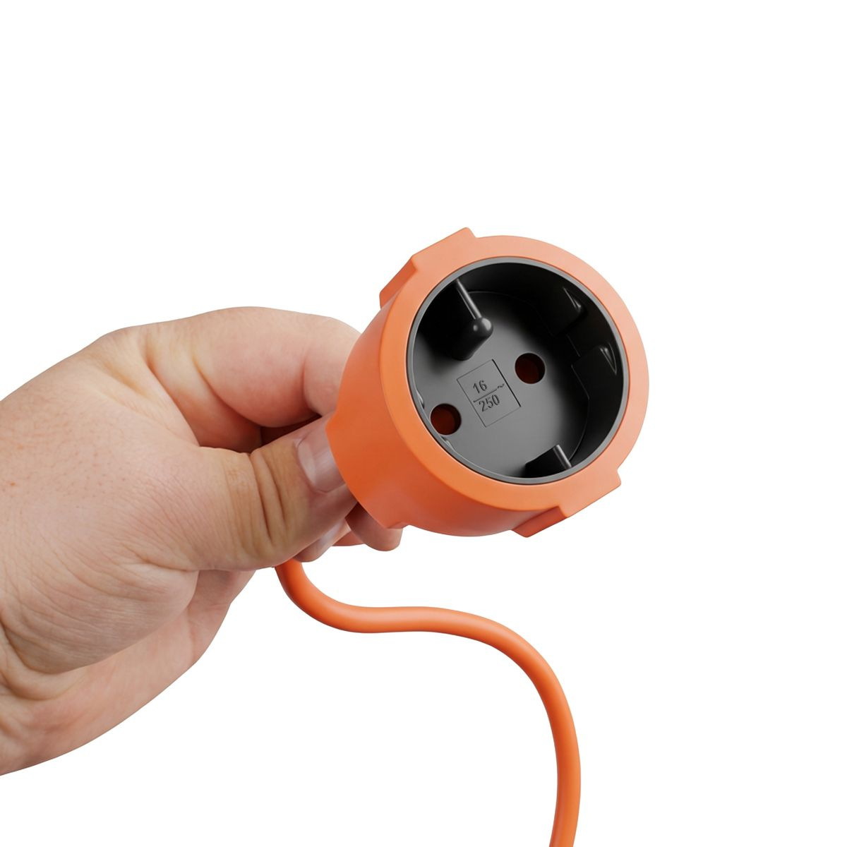 Dłoń trzyma pomarańczową wtyczkę z kablem.