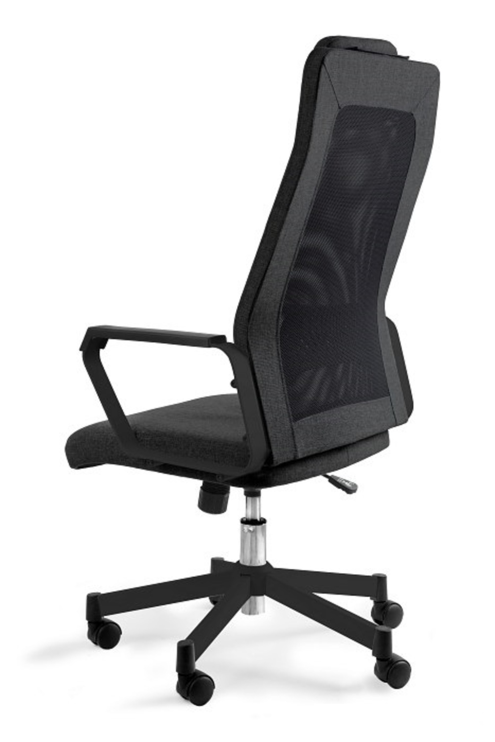 Ciemne, ergonomiczne krzesło biurowe z siatkowym oparciem i kółkami.
