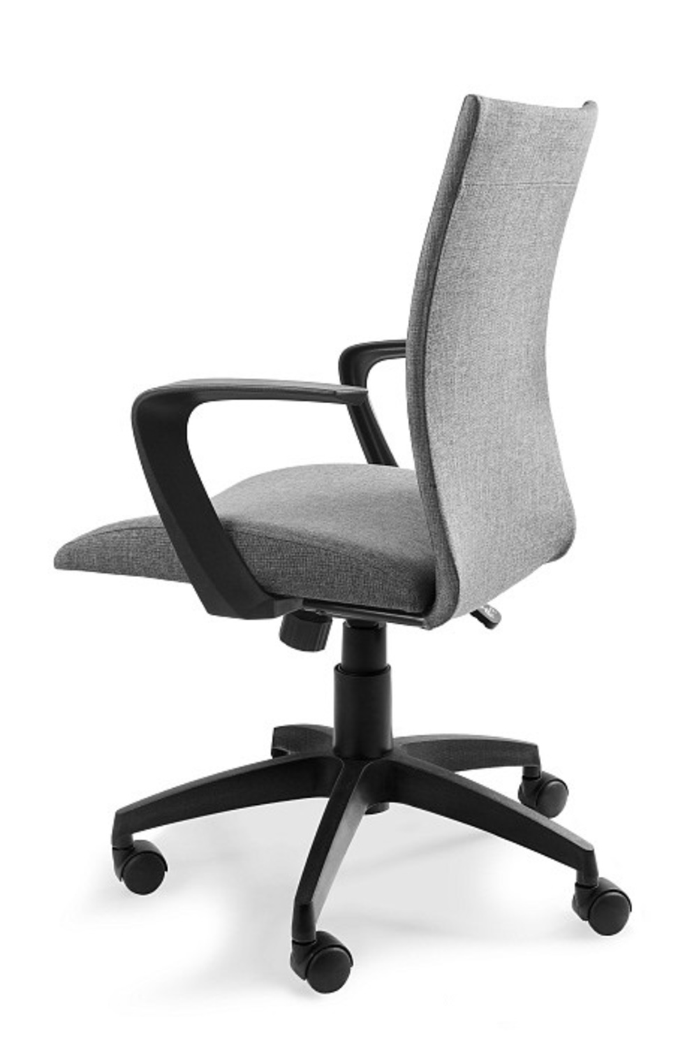 Szare krzesło biurowe z czarnymi podłokietnikami i kółkami.