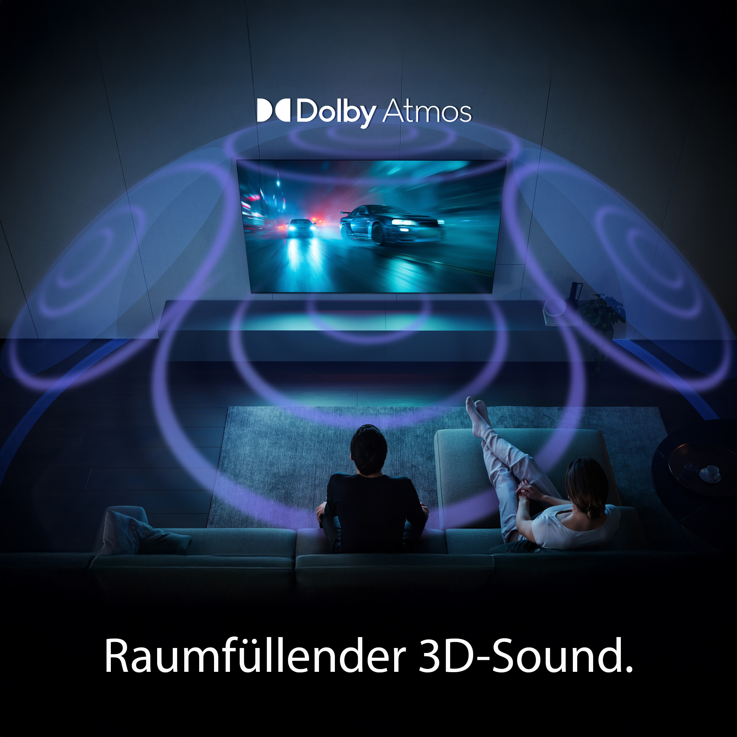 Zwei Personen auf einem Sofa schauen Fernseher mit Dolby Atmos.