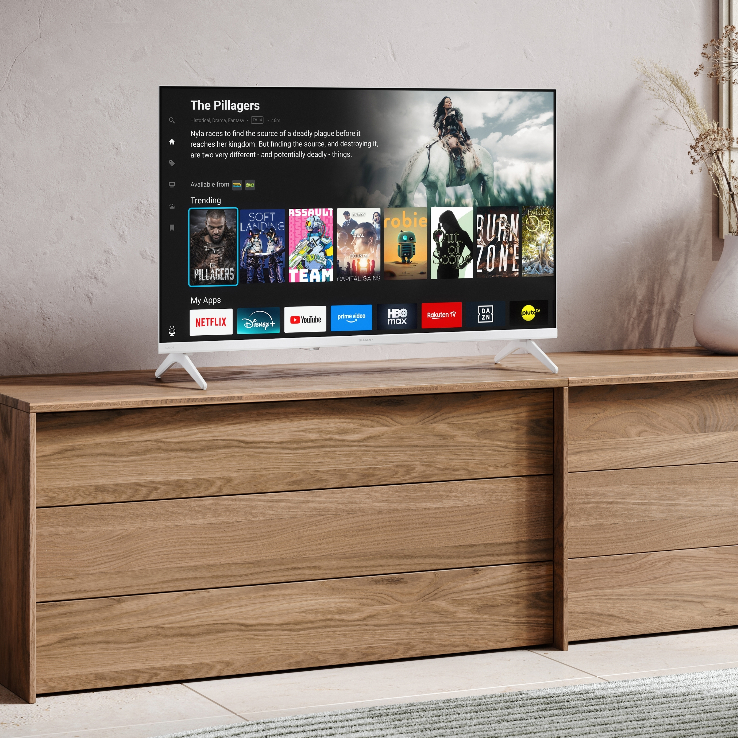 Ein Fernsehbildschirm zeigt eine Streaming-Oberfläche mit Filmtrailern und Apps.