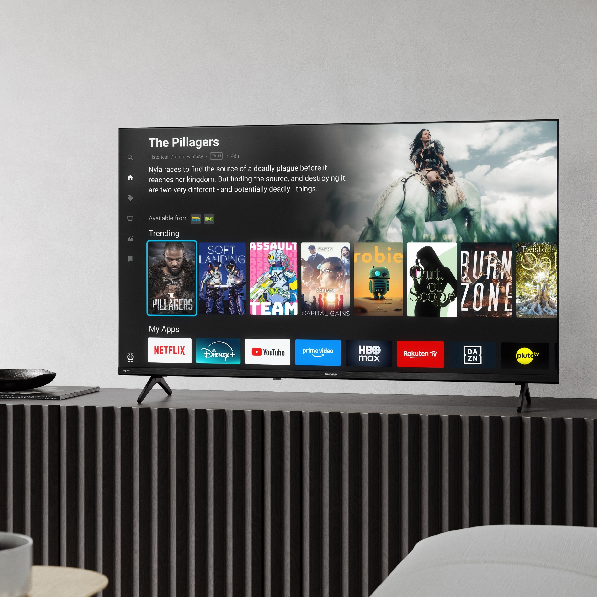 Ein Fernseher zeigt die Benutzeroberfläche einer Streaming-App mit Filmtrailern.