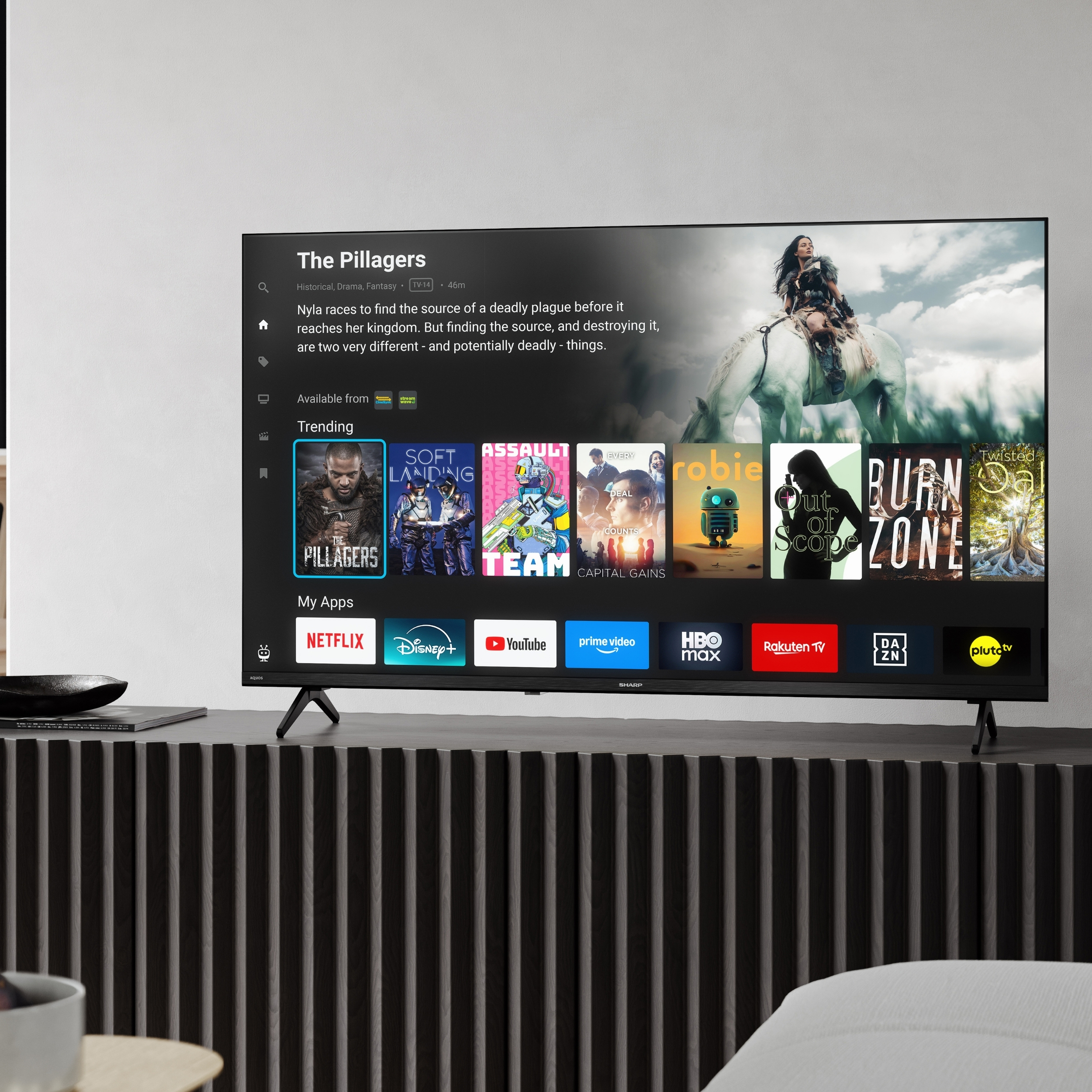 Ein Fernsehbildschirm zeigt eine Streaming-Oberfläche mit Filmtiteln und App-Symbolen.