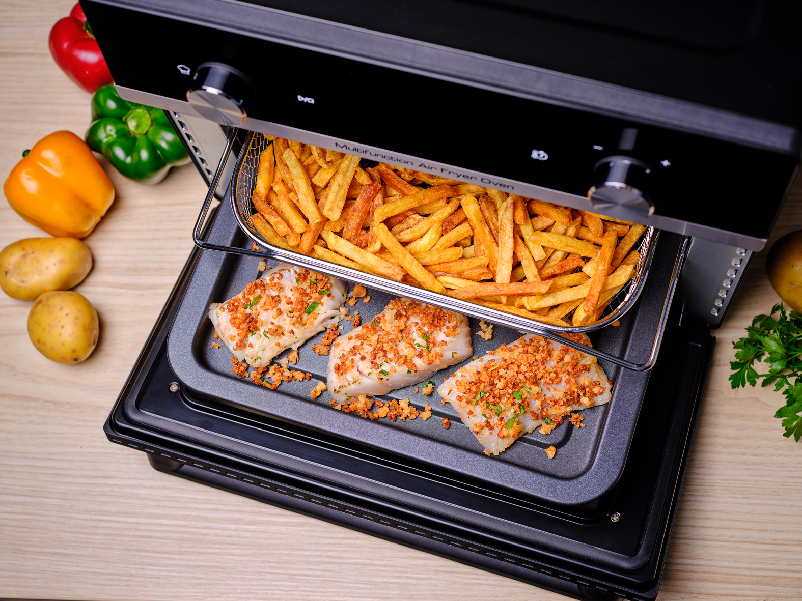 Fischfilets mit Kruste und Pommes Frites in einem Airfryer-Ofen.
