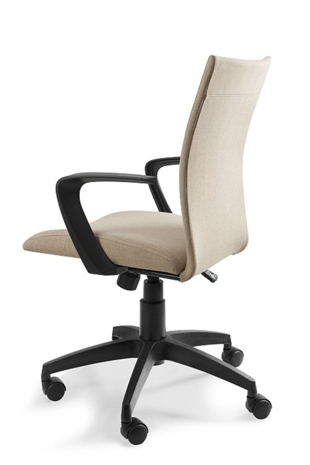 Beżowe krzesło biurowe z czarnymi podłokietnikami i kółkami na białym tle.