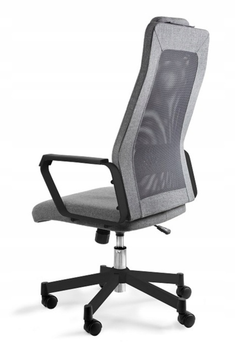 Szare krzesło biurowe z siatkowanym oparciem, czarnymi podłokietnikami i kółkami.