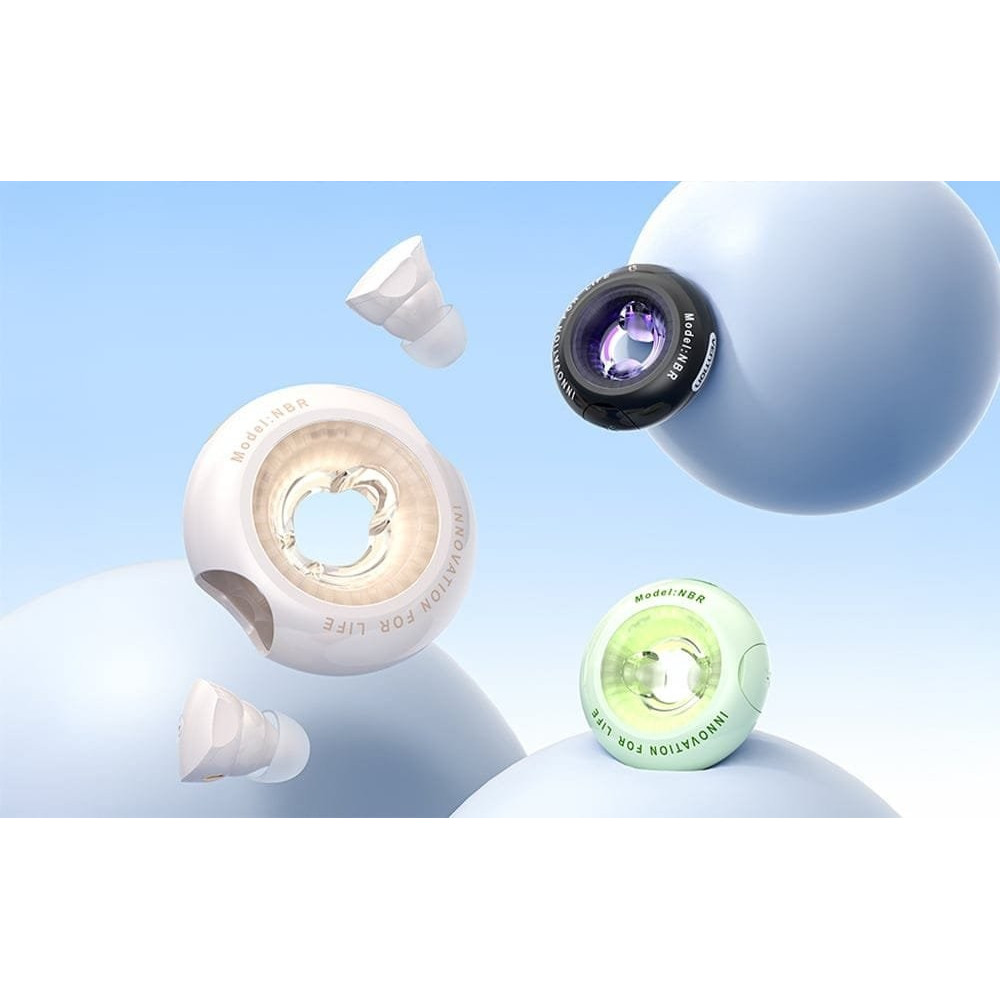 Trzy futurystyczne etui ładujące do słuchawek w kolorze białym, zielonym i czarnym unoszą się.