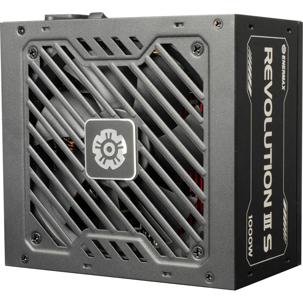 Alimentatore PC grigio con griglia ventola e logo. Testo: Revolution III S 1000W.