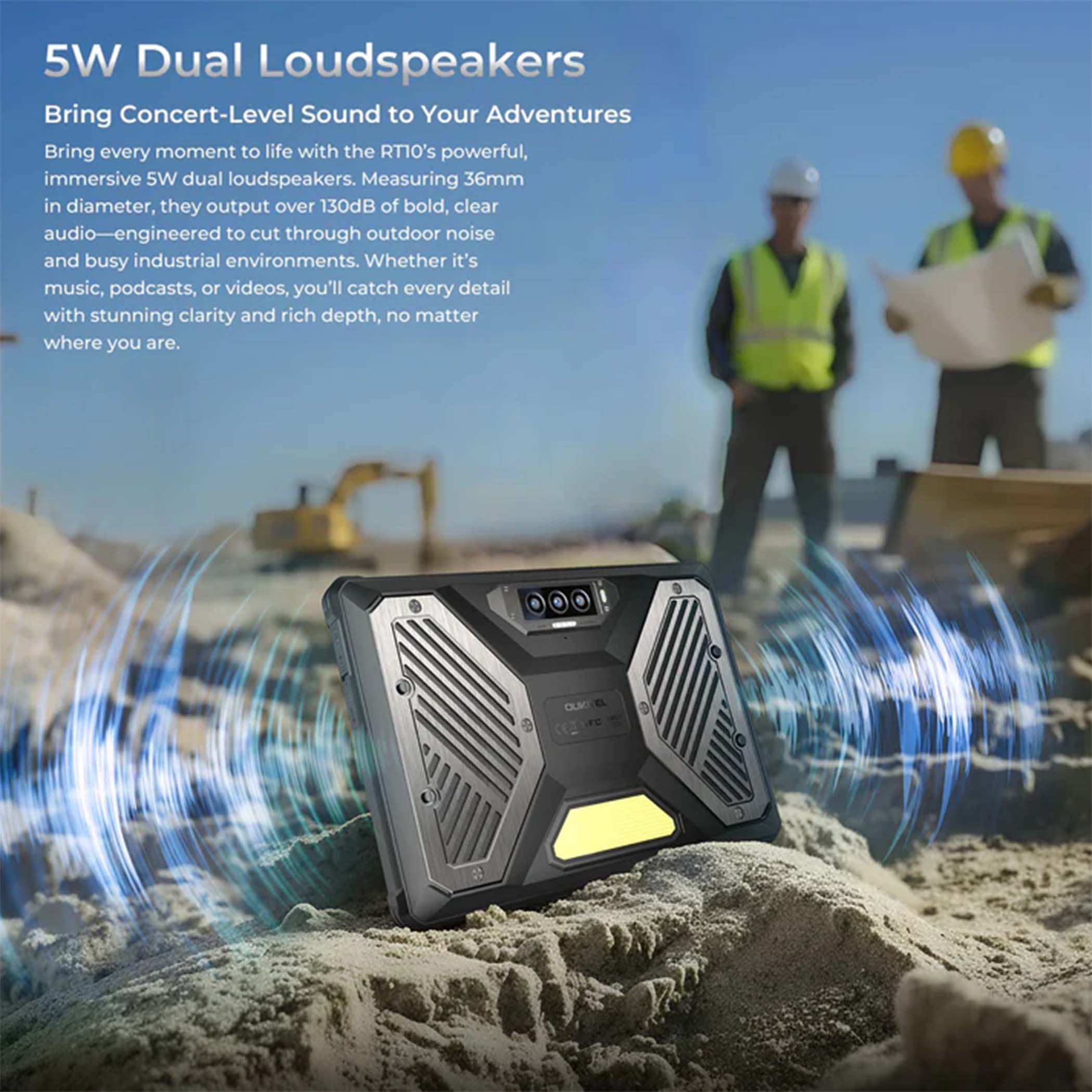 Wytrzymały smartfon z modułem głośnika na piasku, budowlańcy w tle.