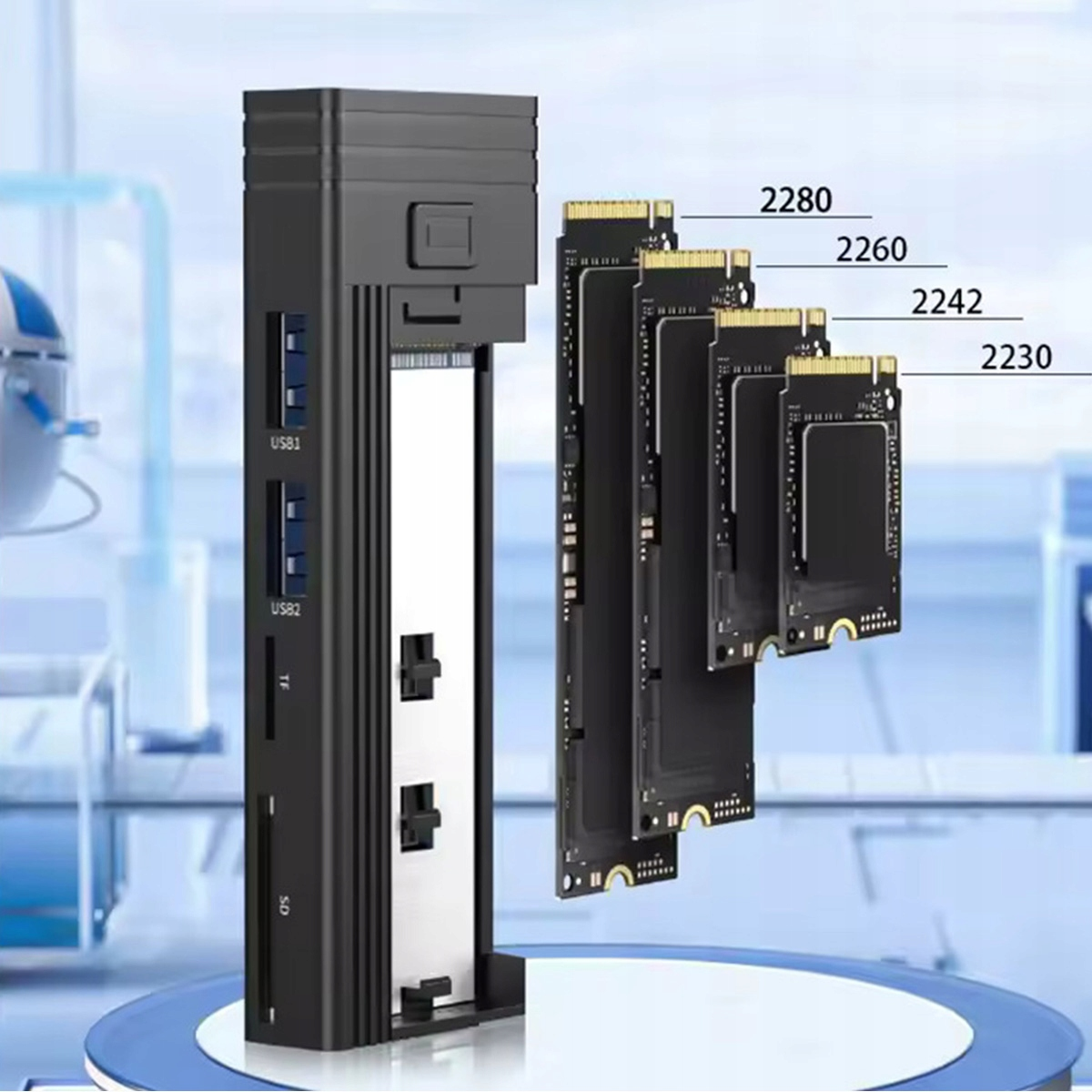 Czarna obudowa z portami USB, TF, SD i różnymi dyskami SSD M.2 obok.