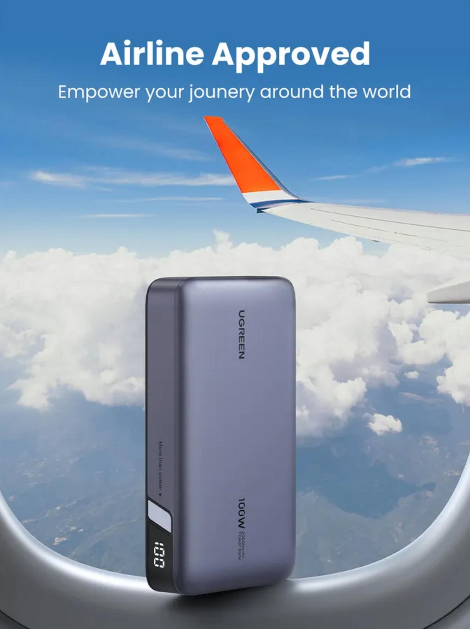 Un power bank grigio davanti all'oblò di un aereo con nuvole e punta.