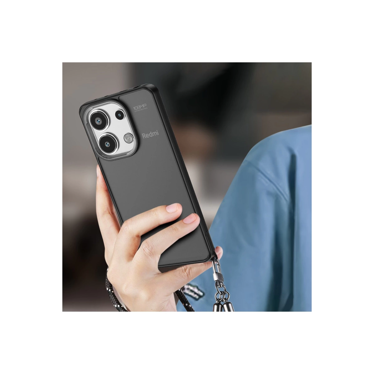Bir el, üç kameralı ve kırmızı logolu siyah bir telefon tutuyor.