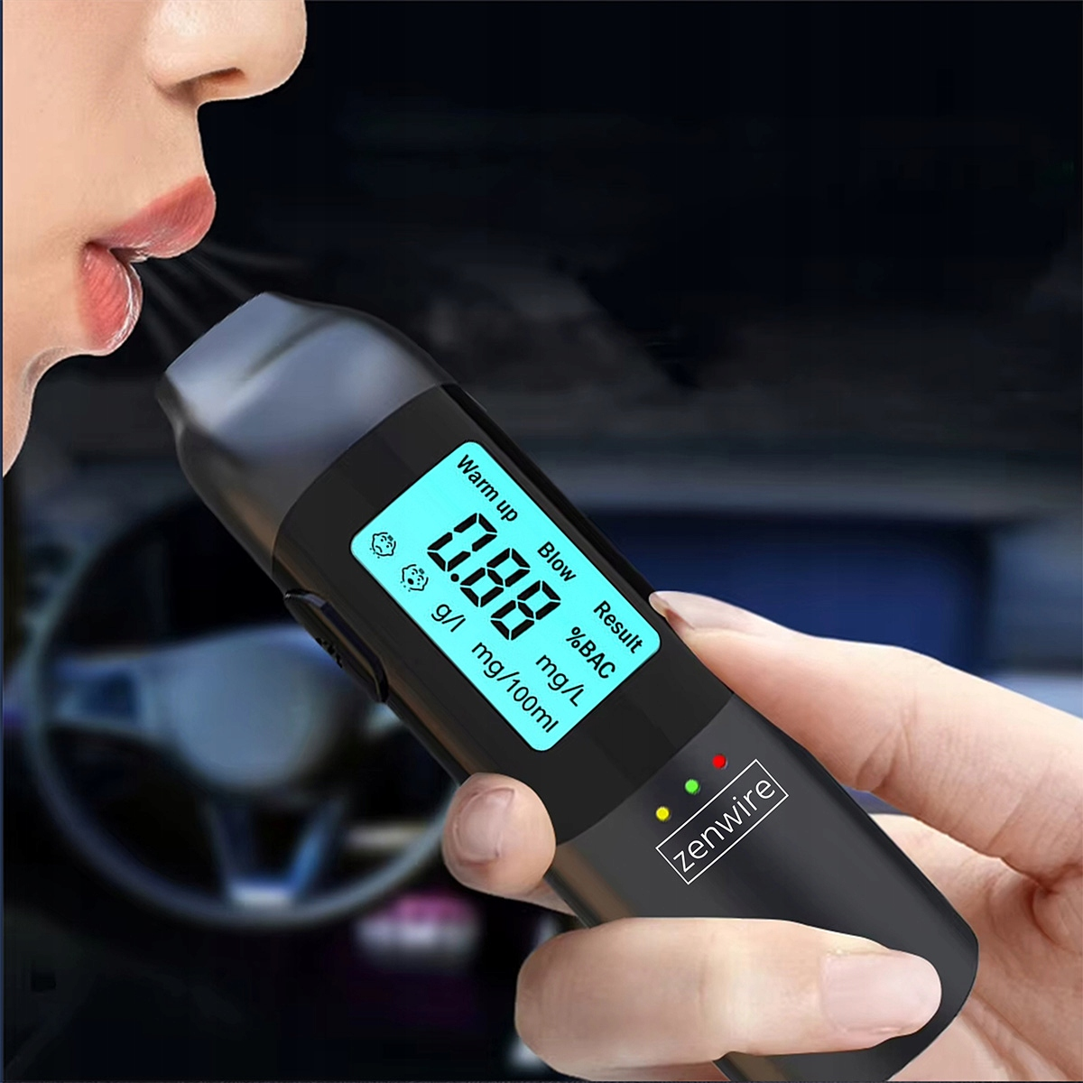 Osoba dmucha w cyfrowy alkomat, który pokazuje 0,88. Widoczne wnętrze samochodu.