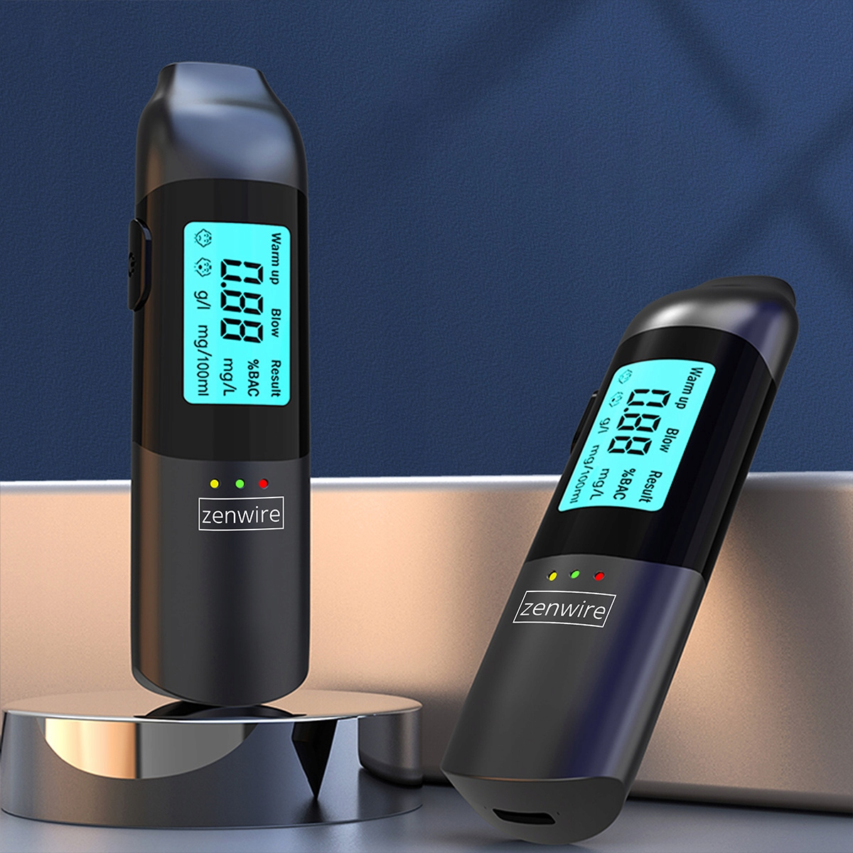 Dwa cyfrowe alkomaty z podświetlanymi ekranami na metalowym tle.