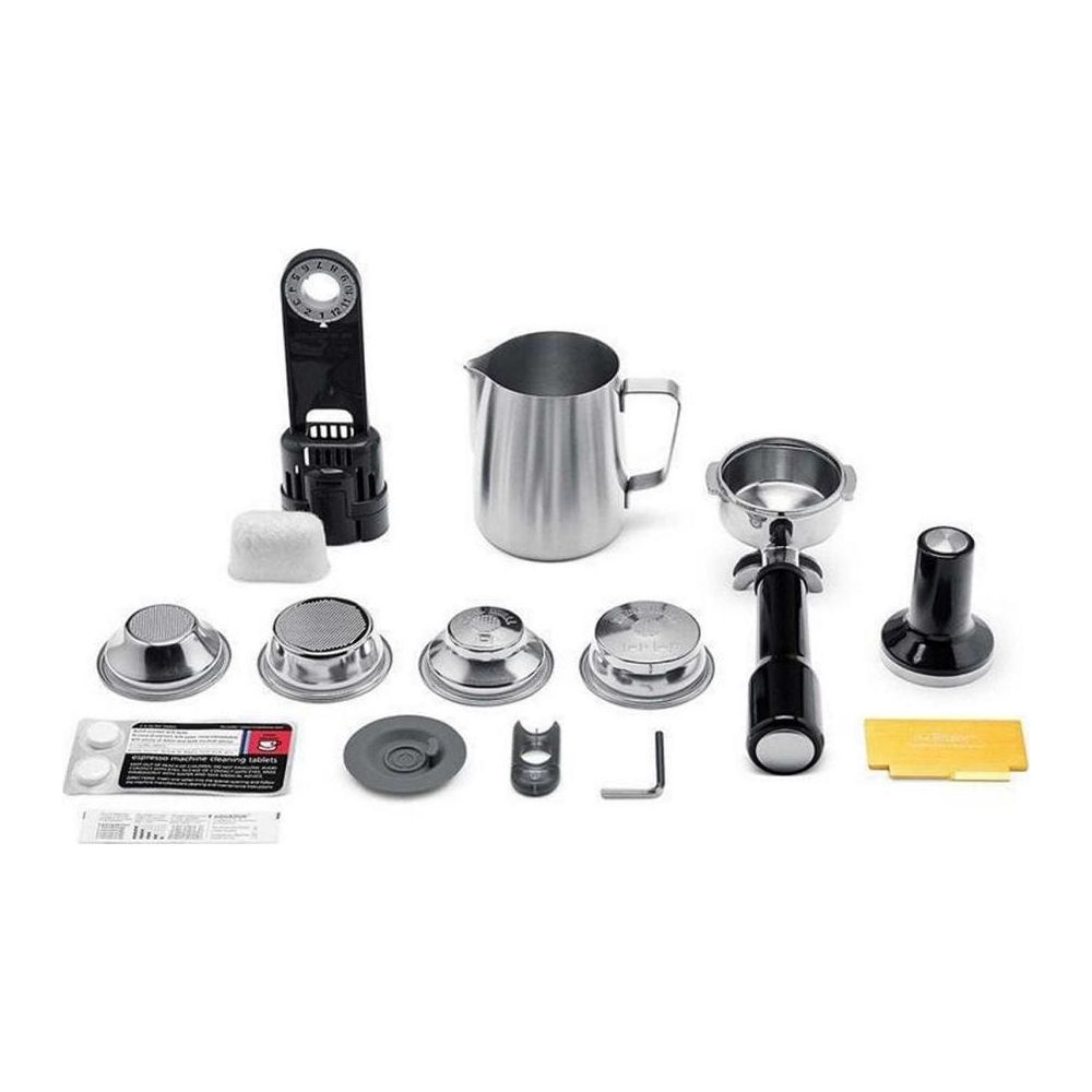 Accessoires machine espresso : tamper, paniers, pichet à lait, pastilles.