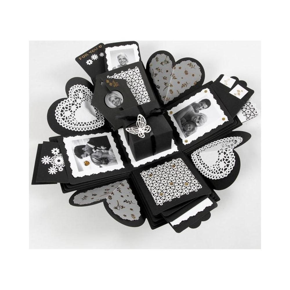 Eine schwarze Explosionsbox mit Fotos, Schmetterling und Verzierungen.