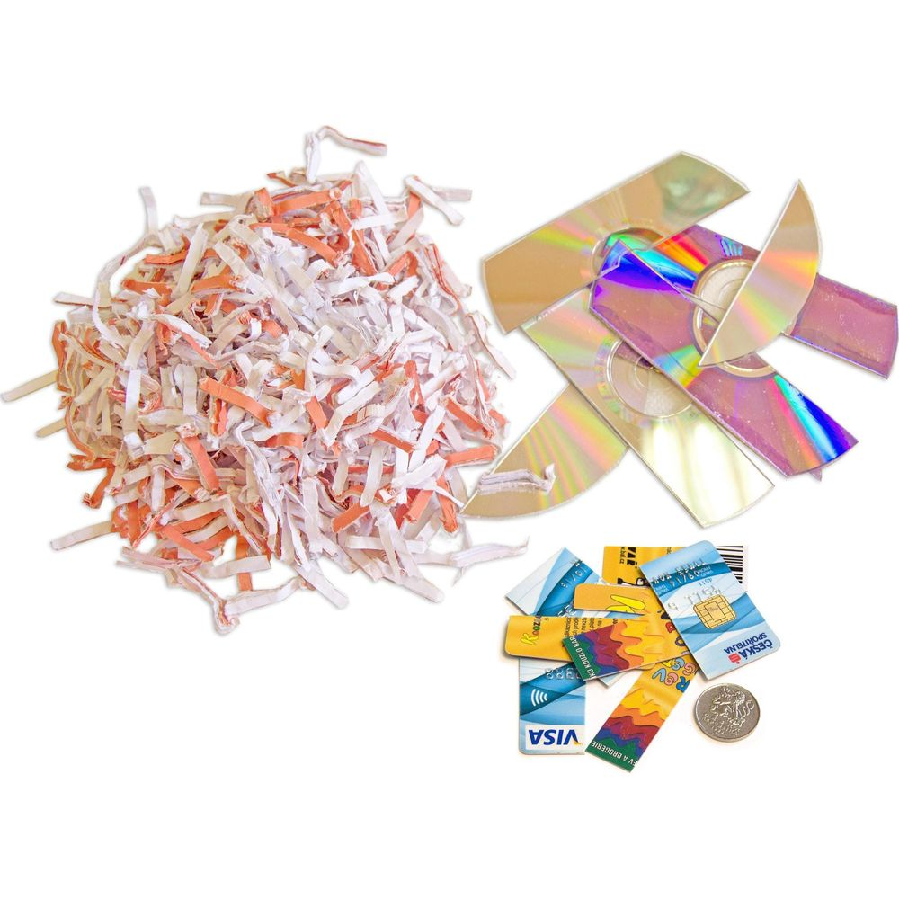 Zerkleinerte Papiere, zerschnittene CDs, Kreditkarten und eine Münze.