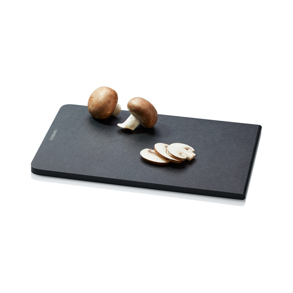 Zwei braune Champignons liegen auf einem schwarzen Schneidebrett neben geschnittenen Pilzscheiben.