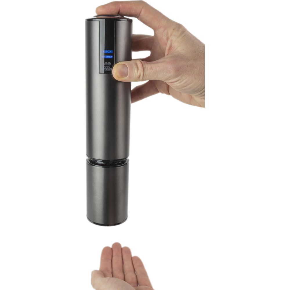 Eine Hand hält einen dunklen elektrischen Korkenzieher. Unten ist eine offene Hand.