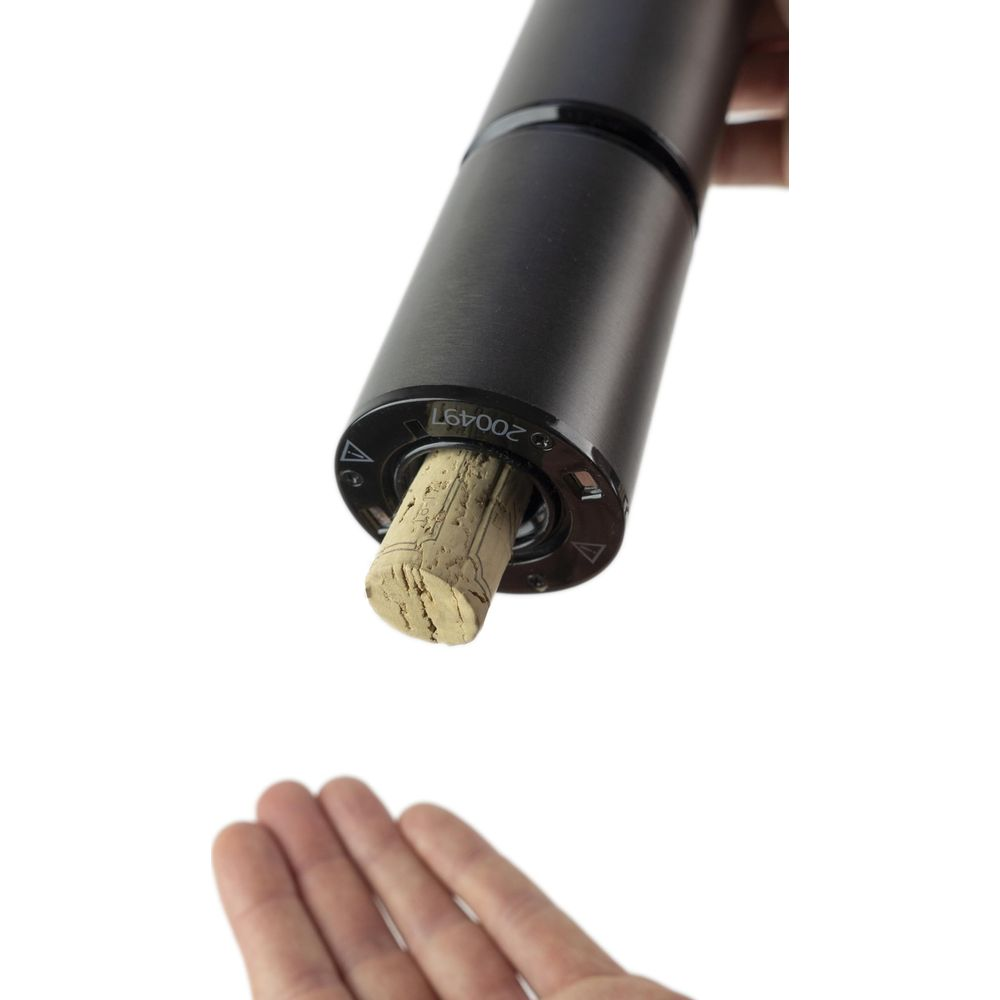 Ein schwarzer Korkenzieher hält einen Korken, eine Hand darunter.