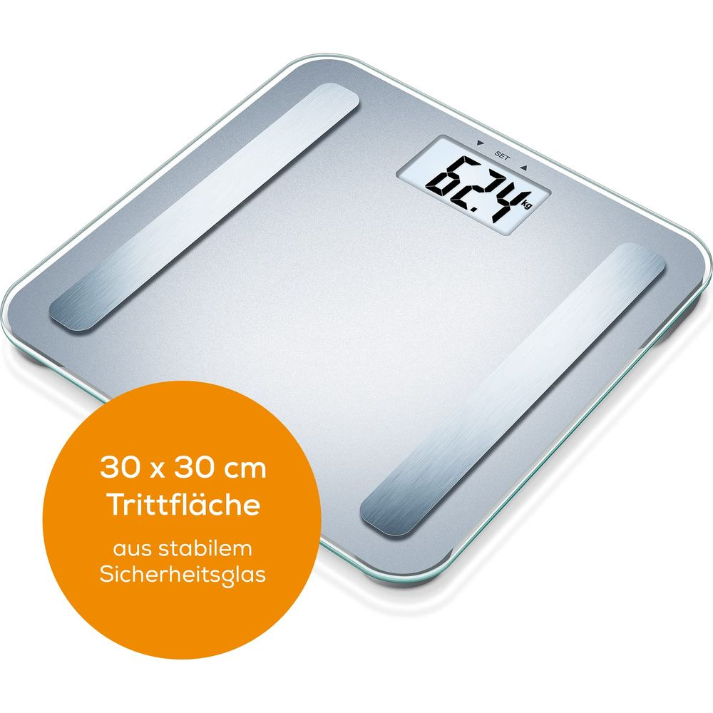 Eine silberne digitale Waage mit Glasoberfläche zeigt 62,4 kg.