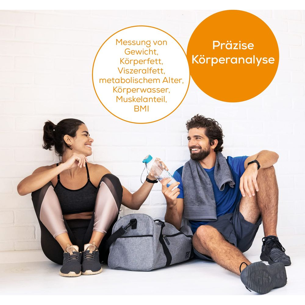 Zwei Sportler sitzen nach dem Training und trinken Wasser. Präzise Körperanalyse.