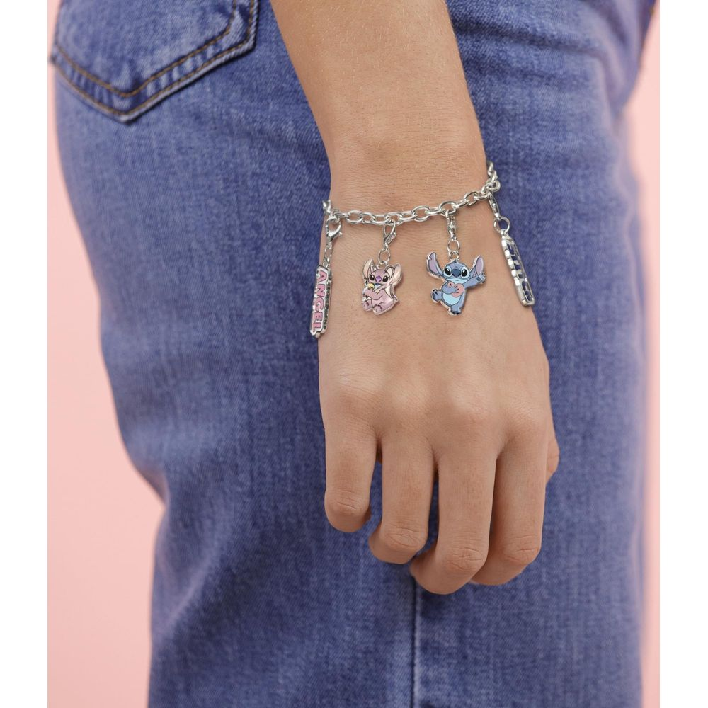 Arm mit einem Armband mit Stitch- und Angel-Charms und Schriftzug.
