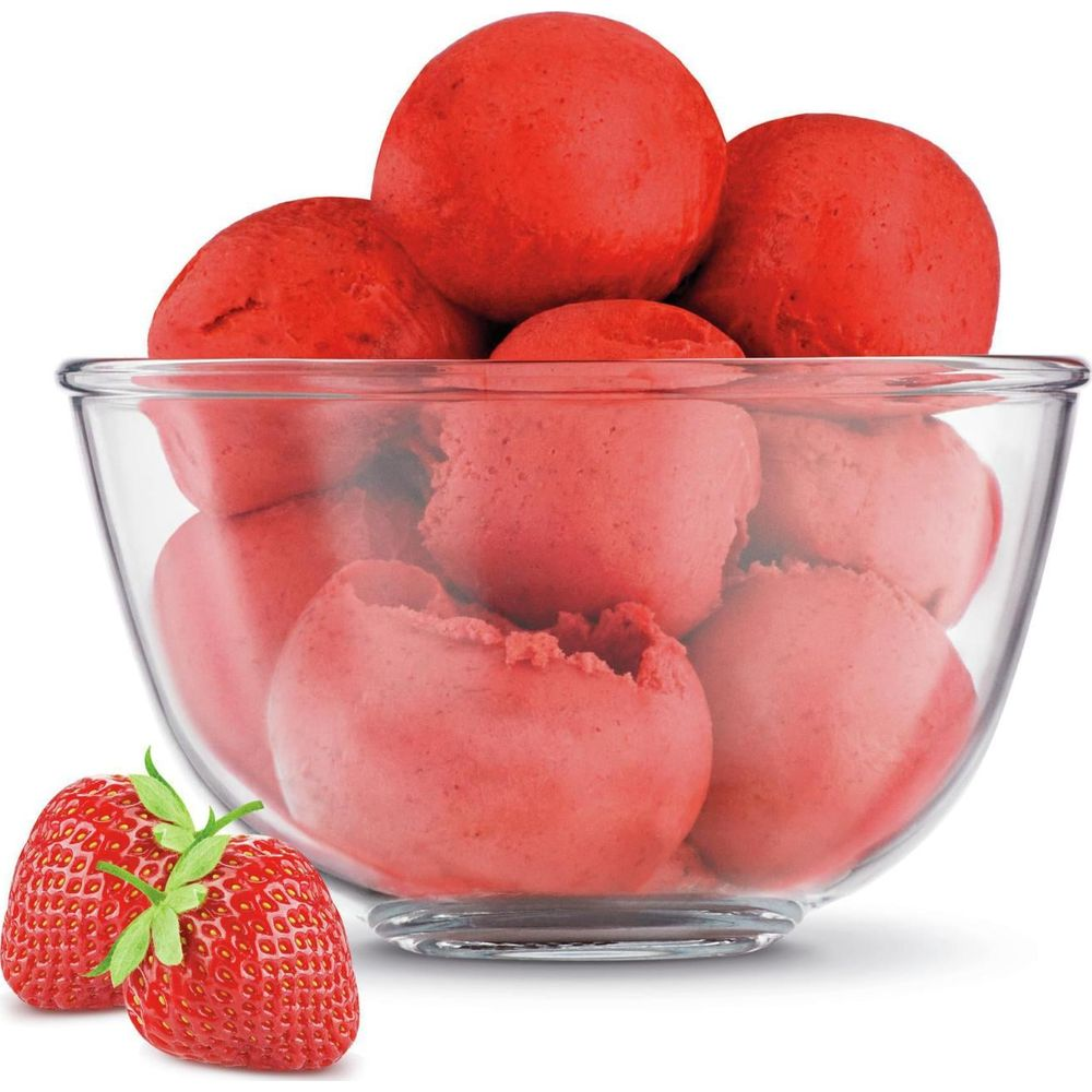 Schüssel mit roten Eisbällchen und zwei Erdbeeren daneben.