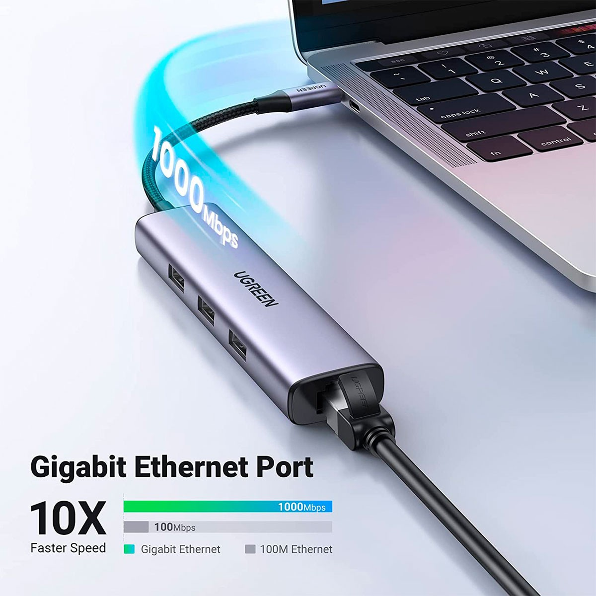 Szary hub UGREEN USB-C z wieloma portami podłączony do laptopa.