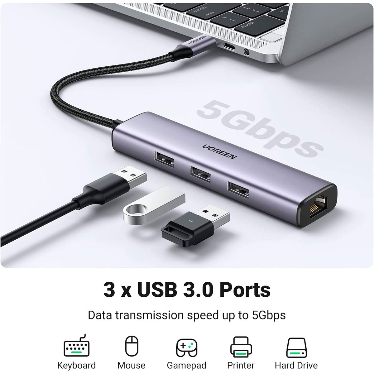 Szary koncentrator USB-C z trzema portami USB 3.0 jest podłączony do laptopa.