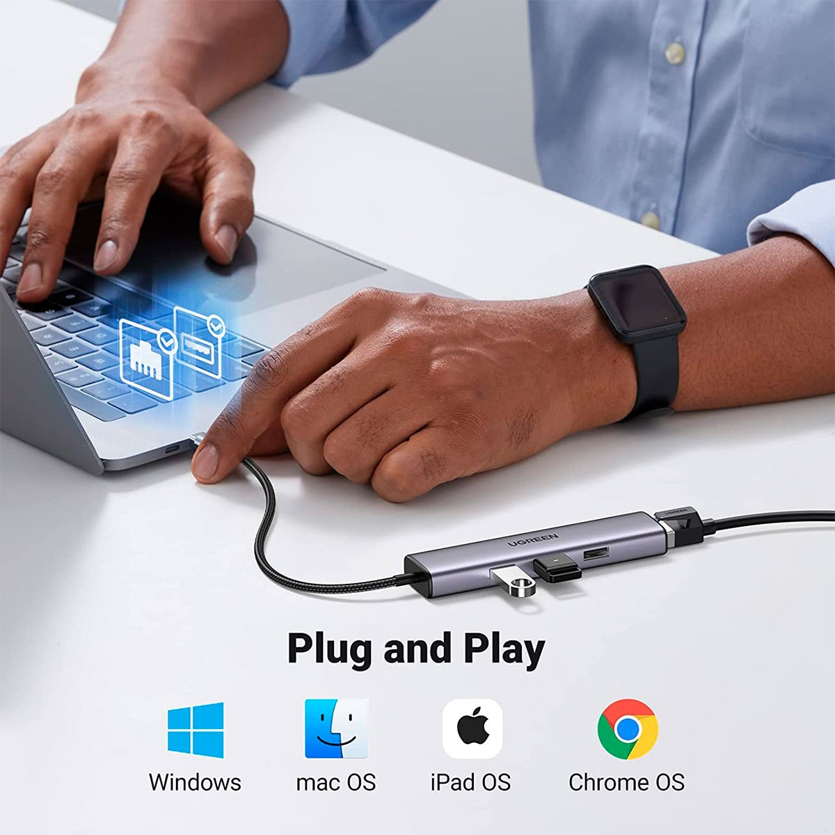 Mężczyzna podłącza hub USB do laptopa. Widoczne poniżej logo systemu operacyjnego.