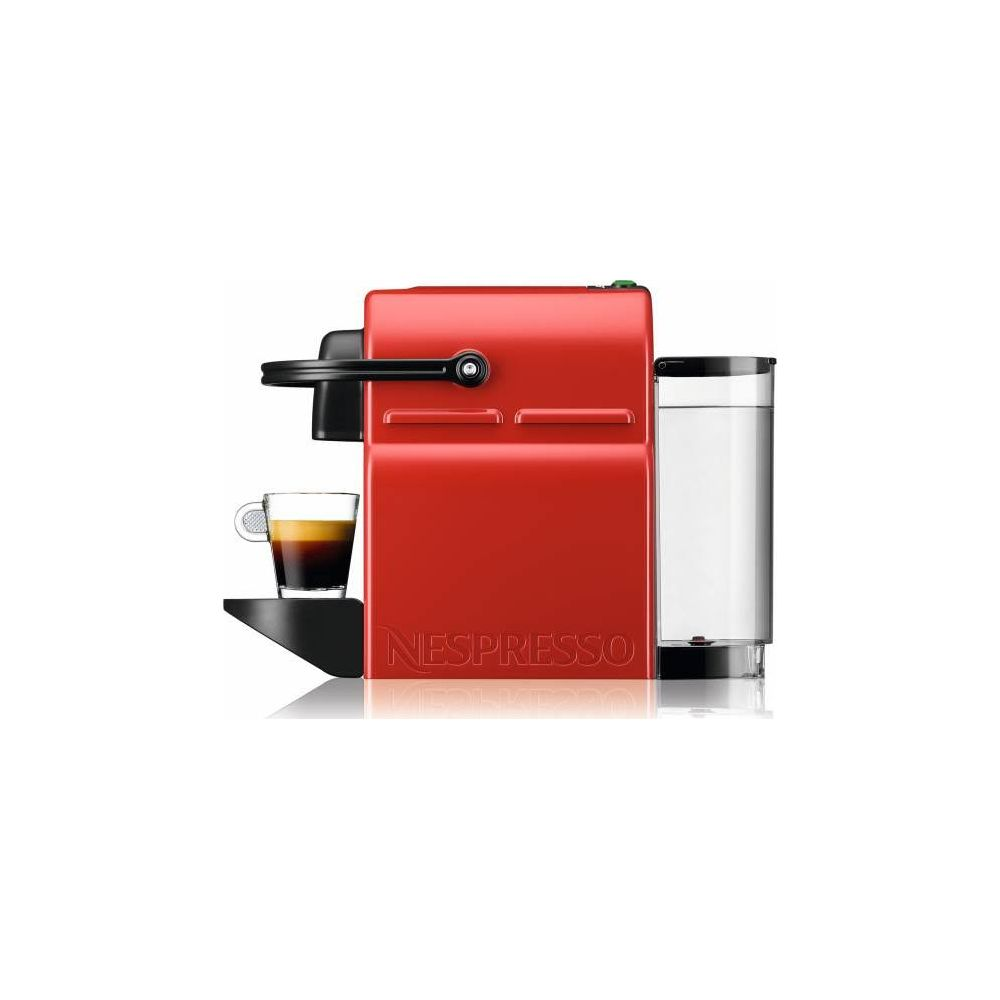 Una macchina da caffè Nespresso rossa con una tazza di espresso e un serbatoio dell'acqua.