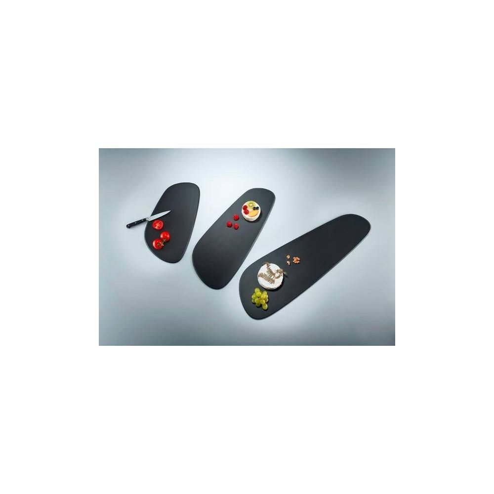 Drei schwarze Servierplatten mit Obst und Kuchen.