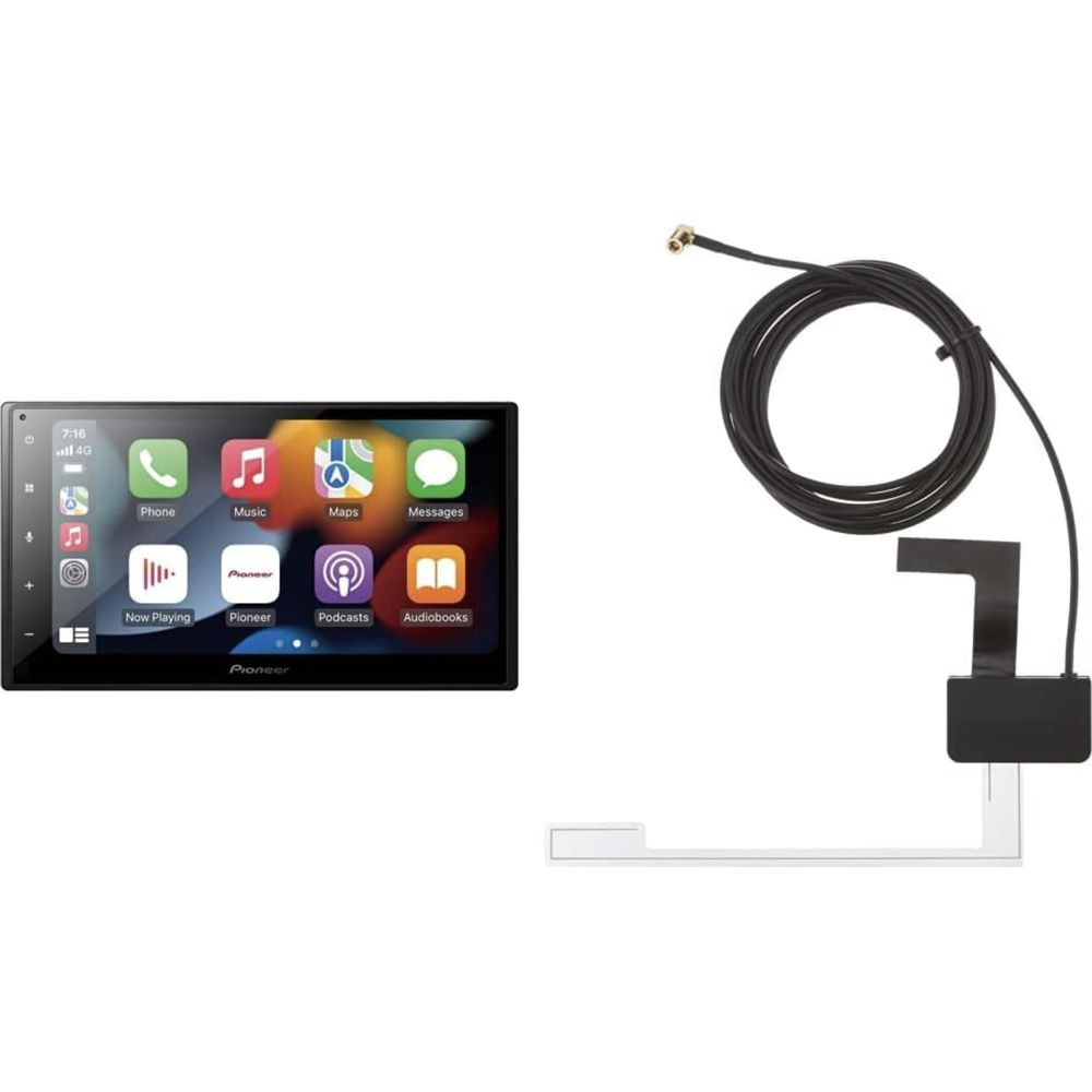 Schermo di autoradio con app e un'antenna accanto.