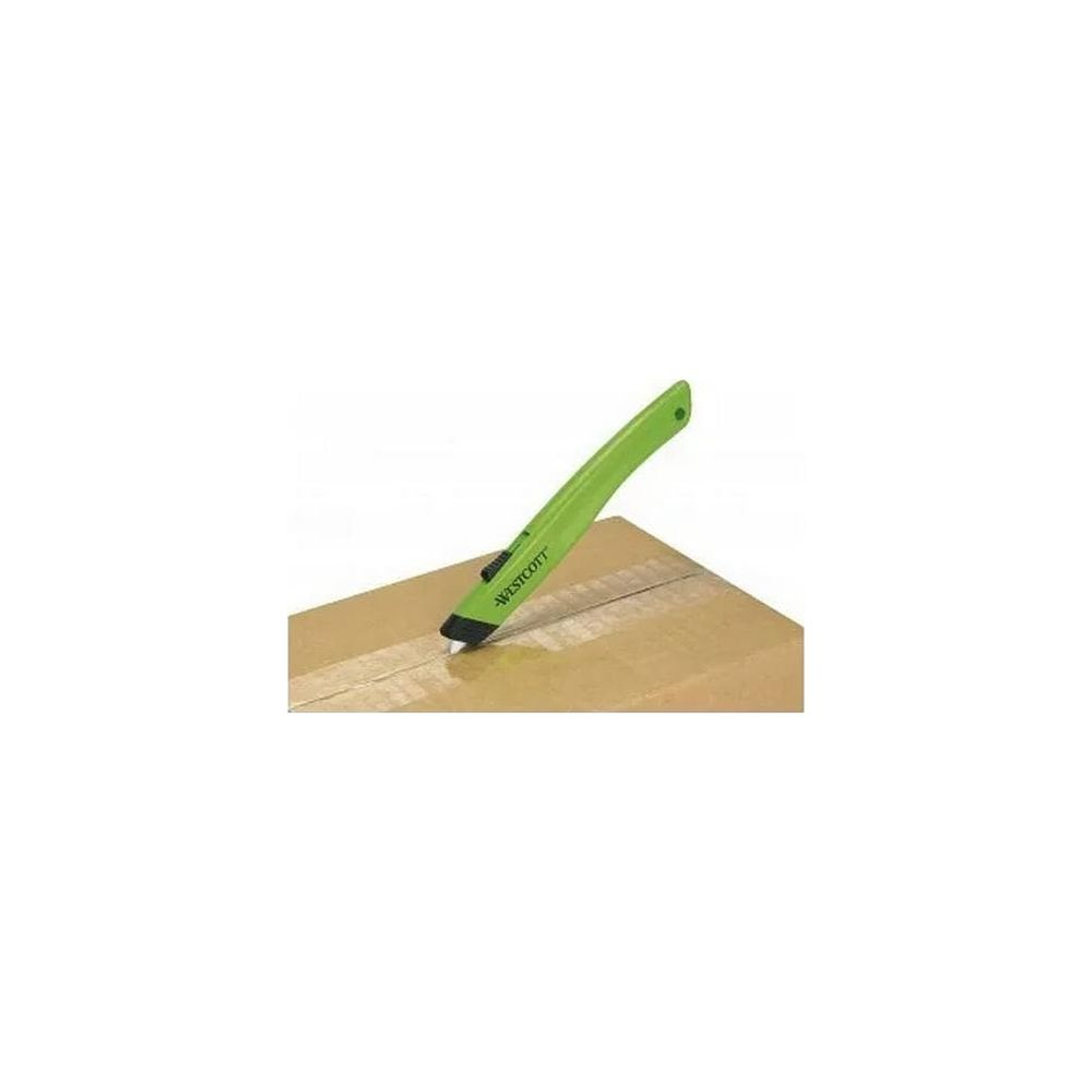 Ein grüner Kartonschneider schneidet Klebeband auf einem braunen Karton.