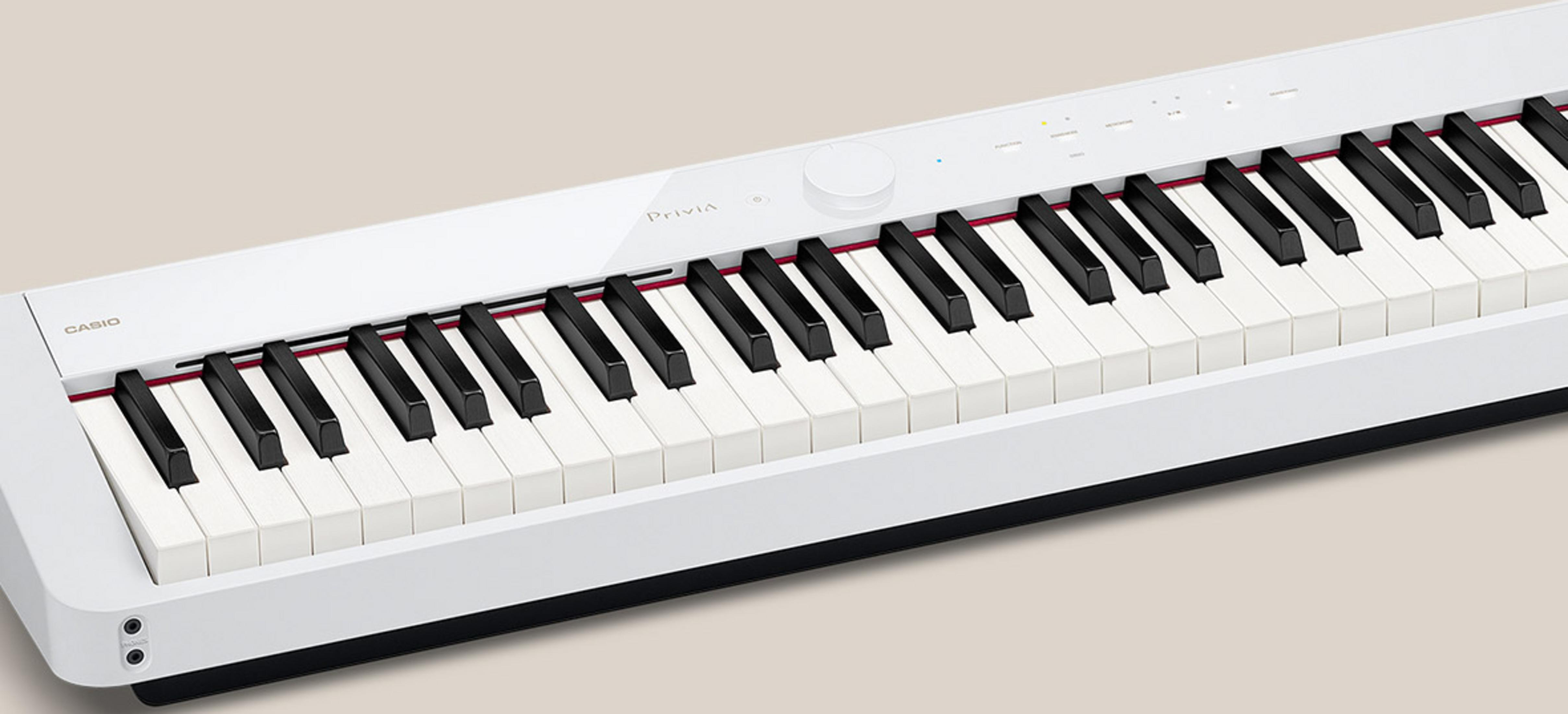 Ein weißes Digitalpiano mit schwarzen und weißen Tasten. Der Casio-Schriftzug ist links.