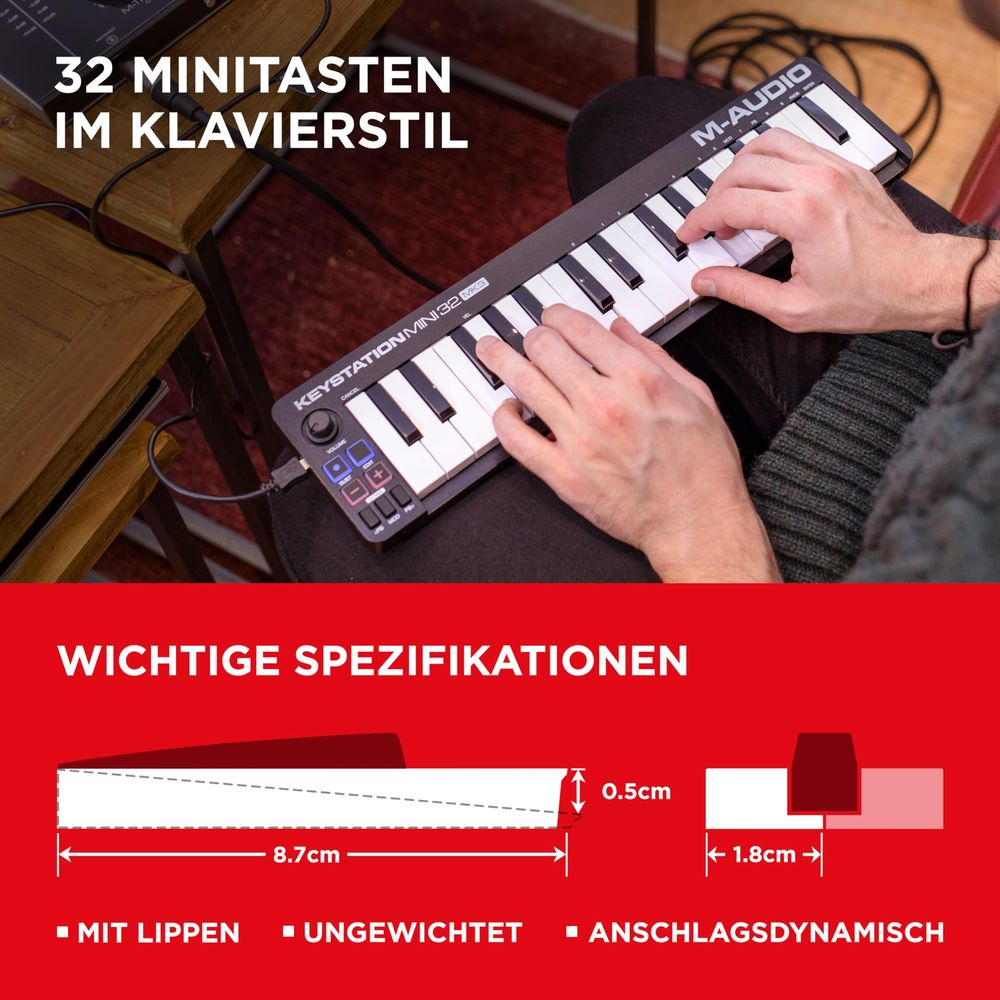 Person spielt auf einem M-Audio Keystation Mini 32 Keyboard, Maße werden gezeigt.