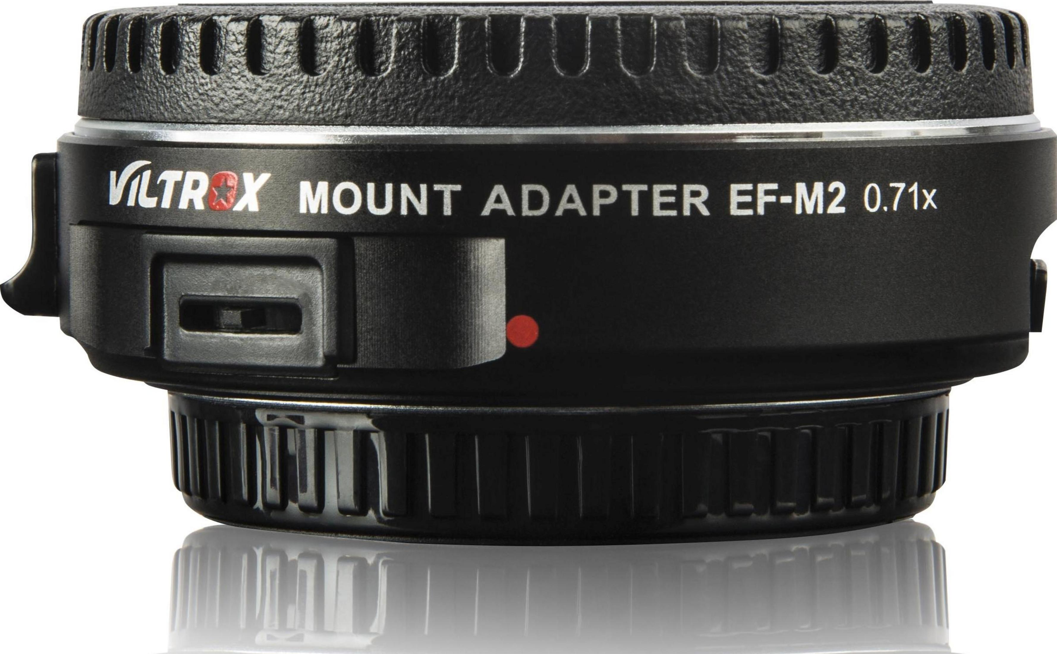 Ein Viltrox EF-M2 0,71x Objektivadapter mit Makro-Ringen und roten Markierungen.