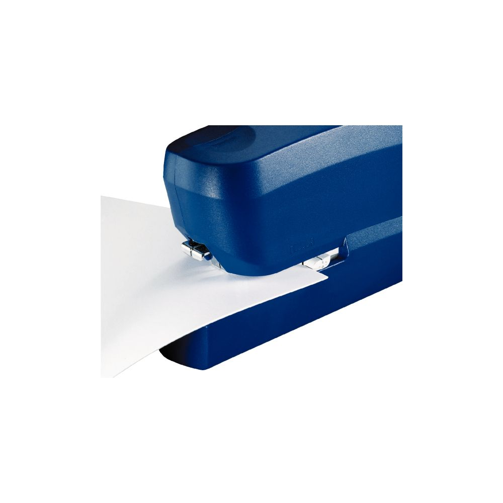 Ein blauer Hefter heftet weißes Papier.