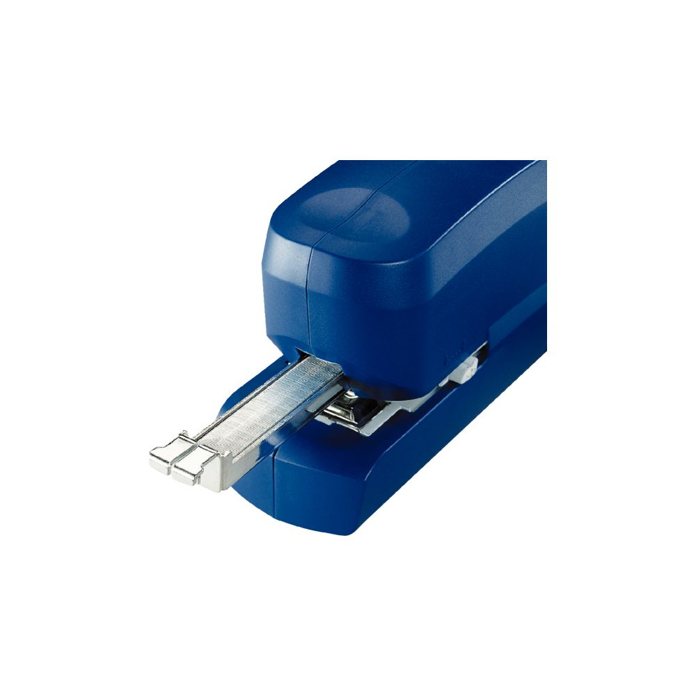 Ein blauer Hefter mit silbernem Metallteil und Heftklammern.