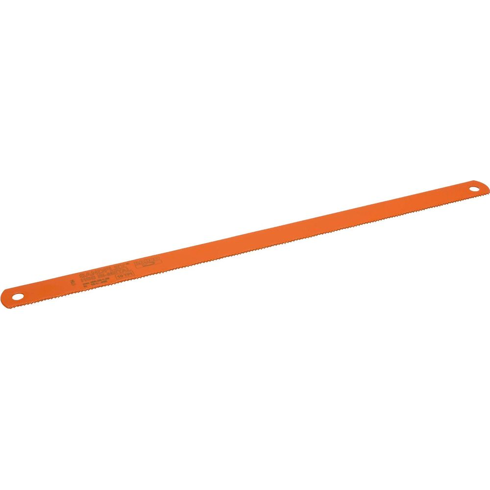 Eine scharfe, orangefarbene Metallsägeblatt mit feinen Zähnen und einem Loch am Ende.