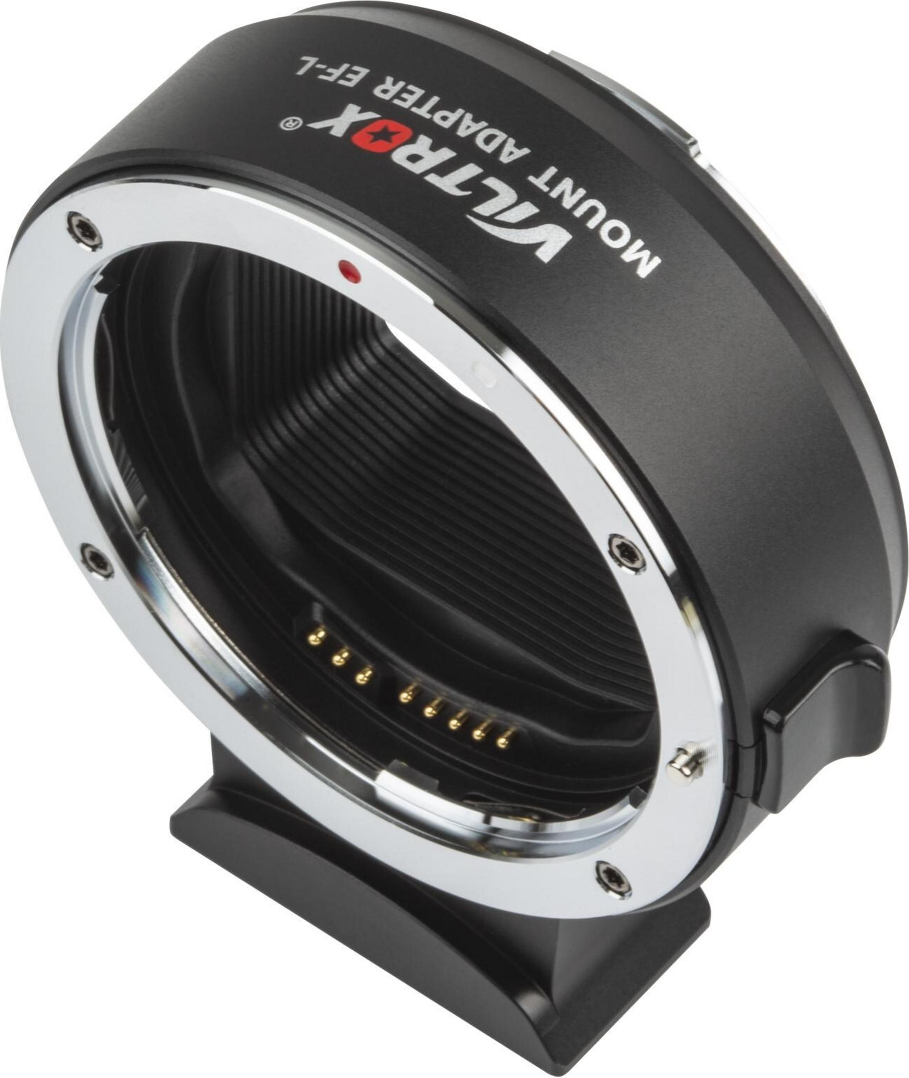 Un adaptateur d'objectif Viltrox EF-L avec un anneau argenté, un corps noir et des contacts dorés.