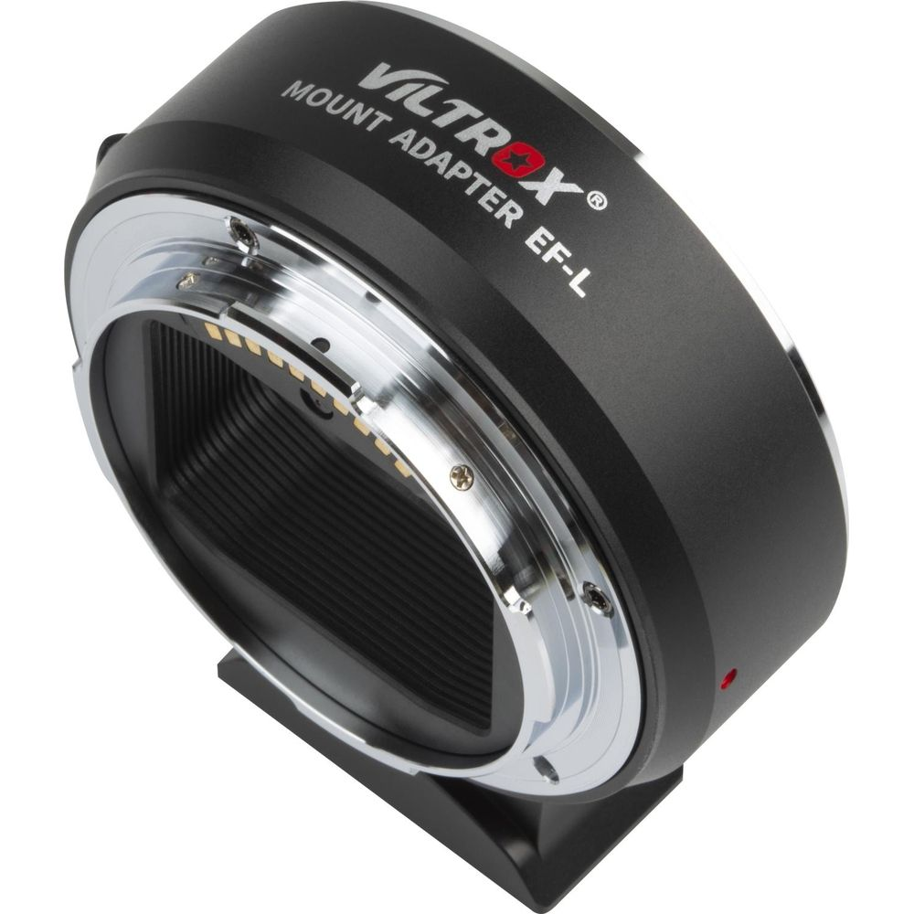 Un adaptateur d'objectif Viltrox EF-L noir avec contacts argentés sur fond blanc.
