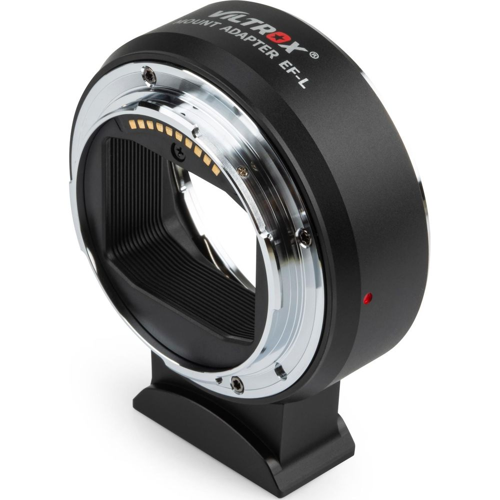 Un adaptateur d'objectif Viltrox EF-L en métal noir avec des accents argentés.