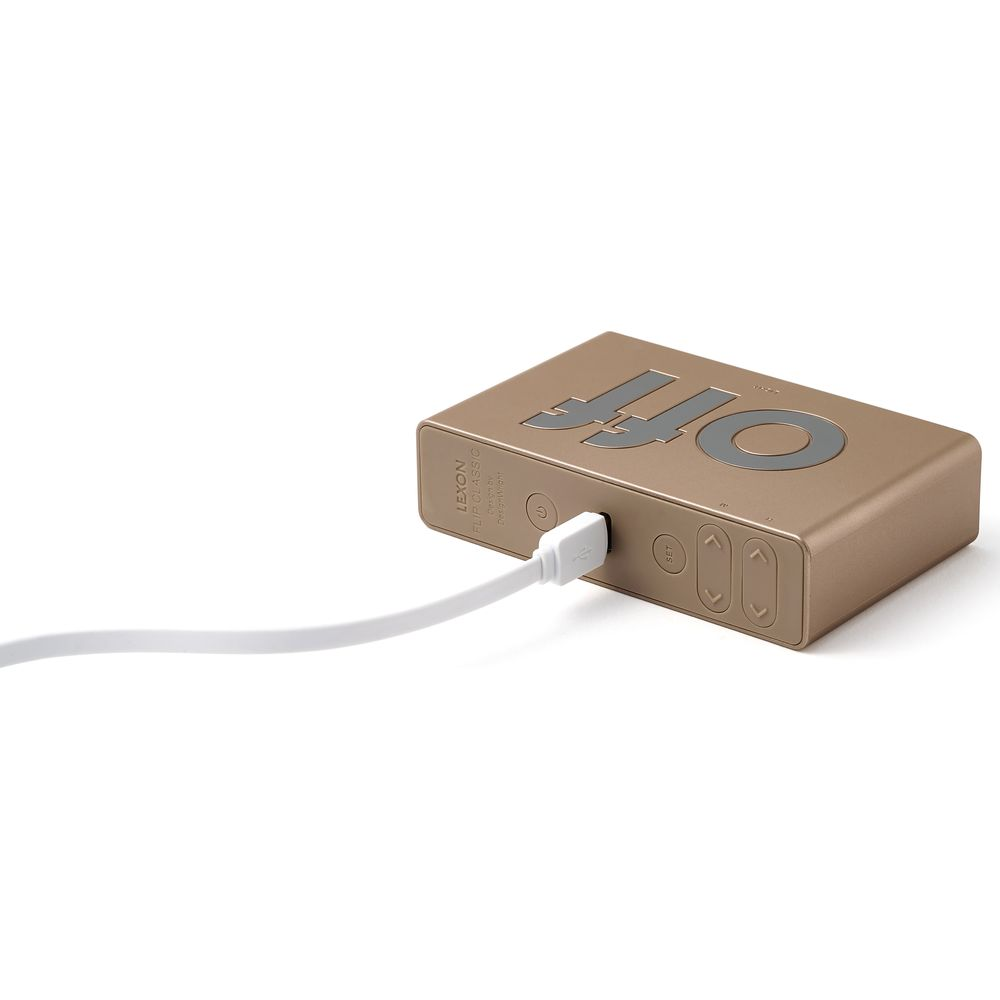 Scatola dorata Lexon Flip Classic con testo "OFF", porta USB e pulsanti.