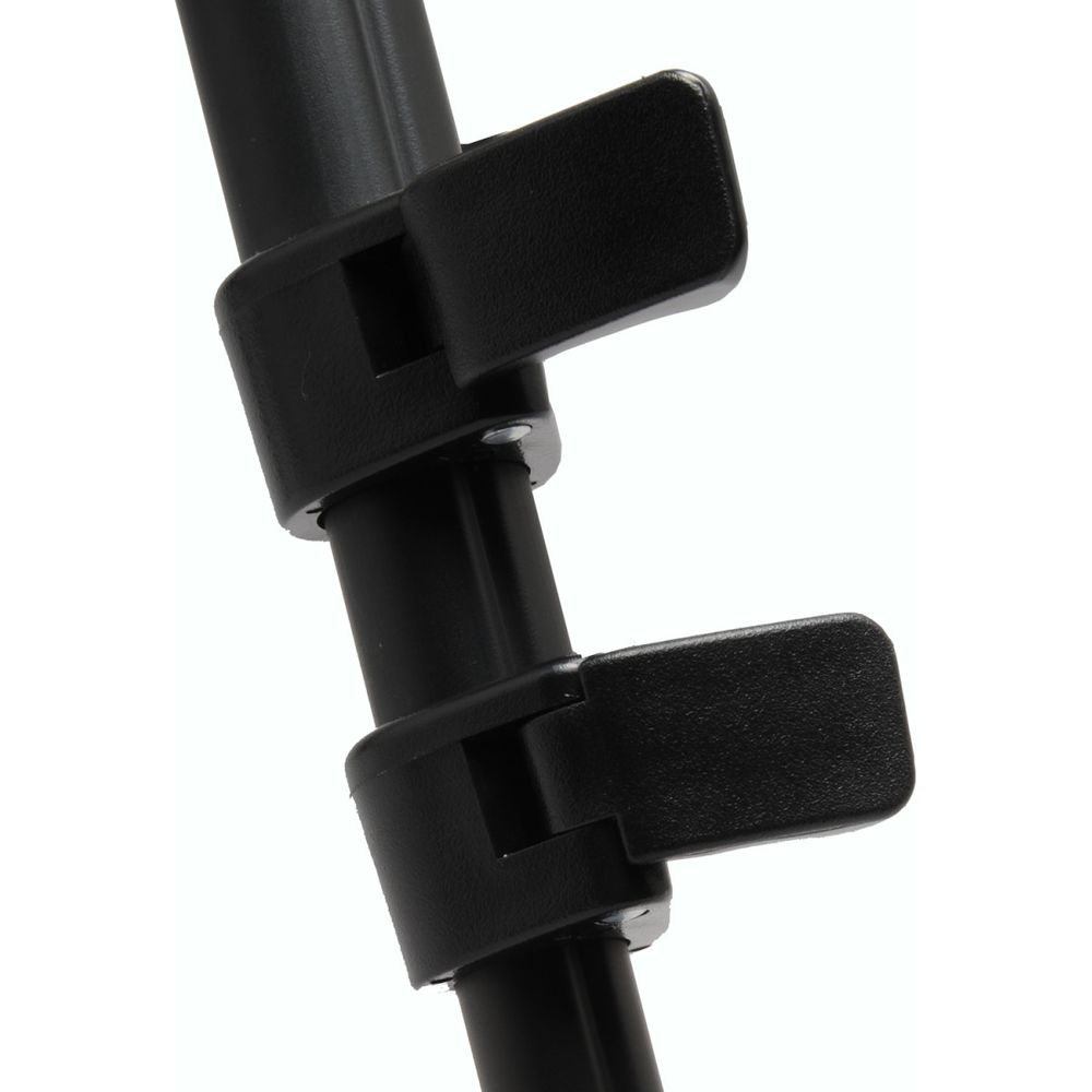 Gros plan de deux pinces noires sur un poteau noir avec fond blanc.