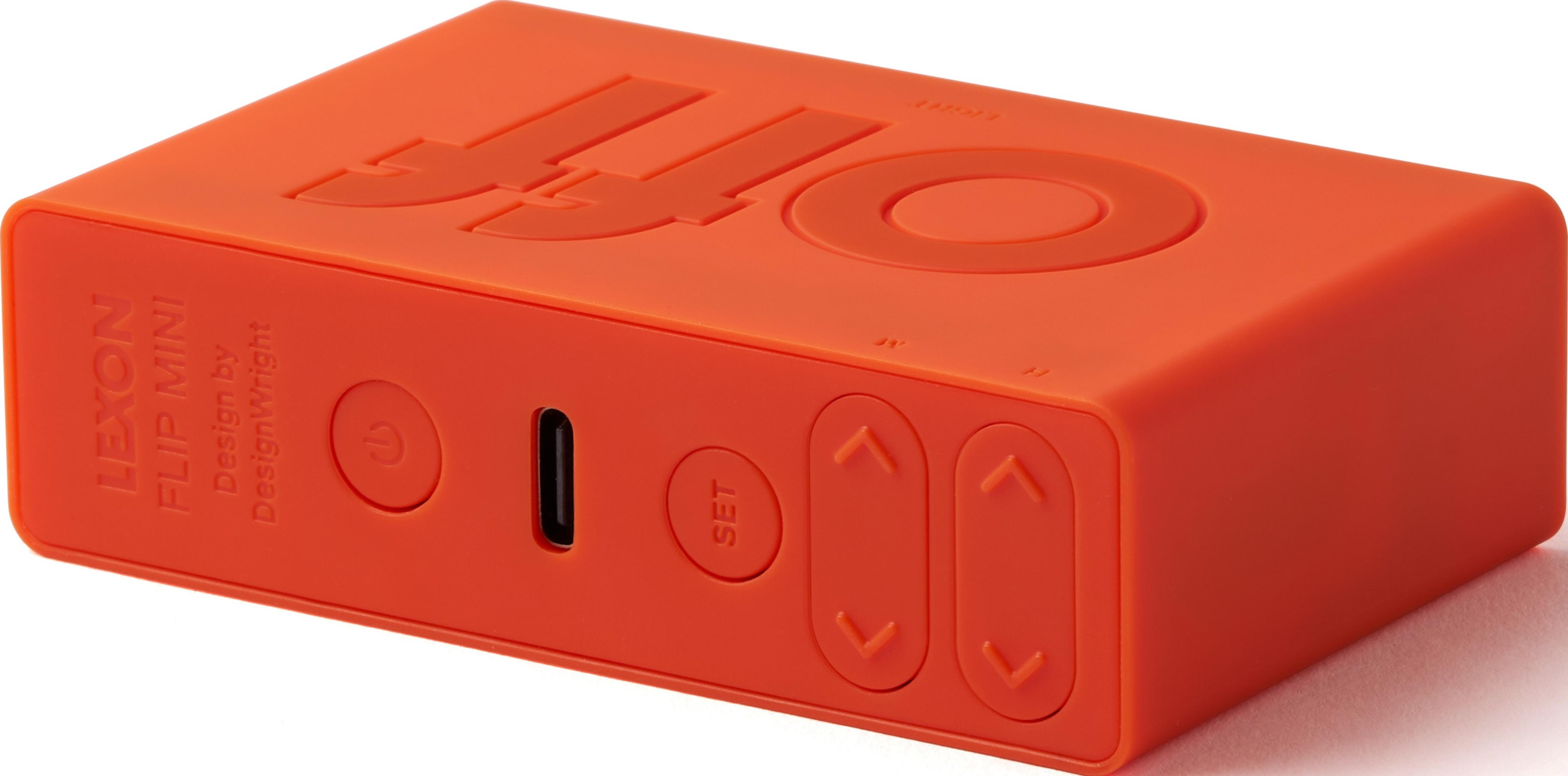 Une boîte orange avec le texte en relief "LEXON FLIP MINI" et un port USB-C.